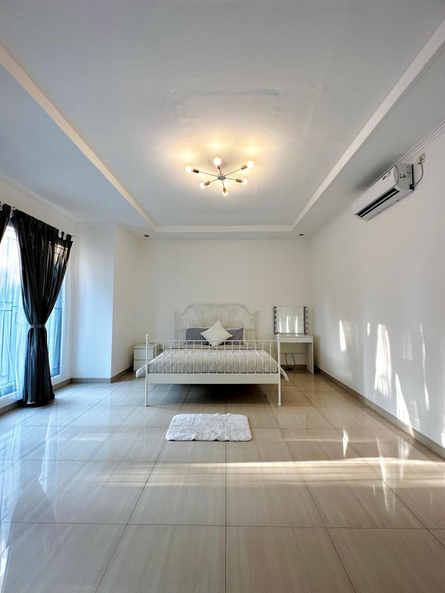 4-Bedroom Home In South Jakarta Nuansa Swadarma Residence By Le Ciel Hospitality ภายนอก รูปภาพ