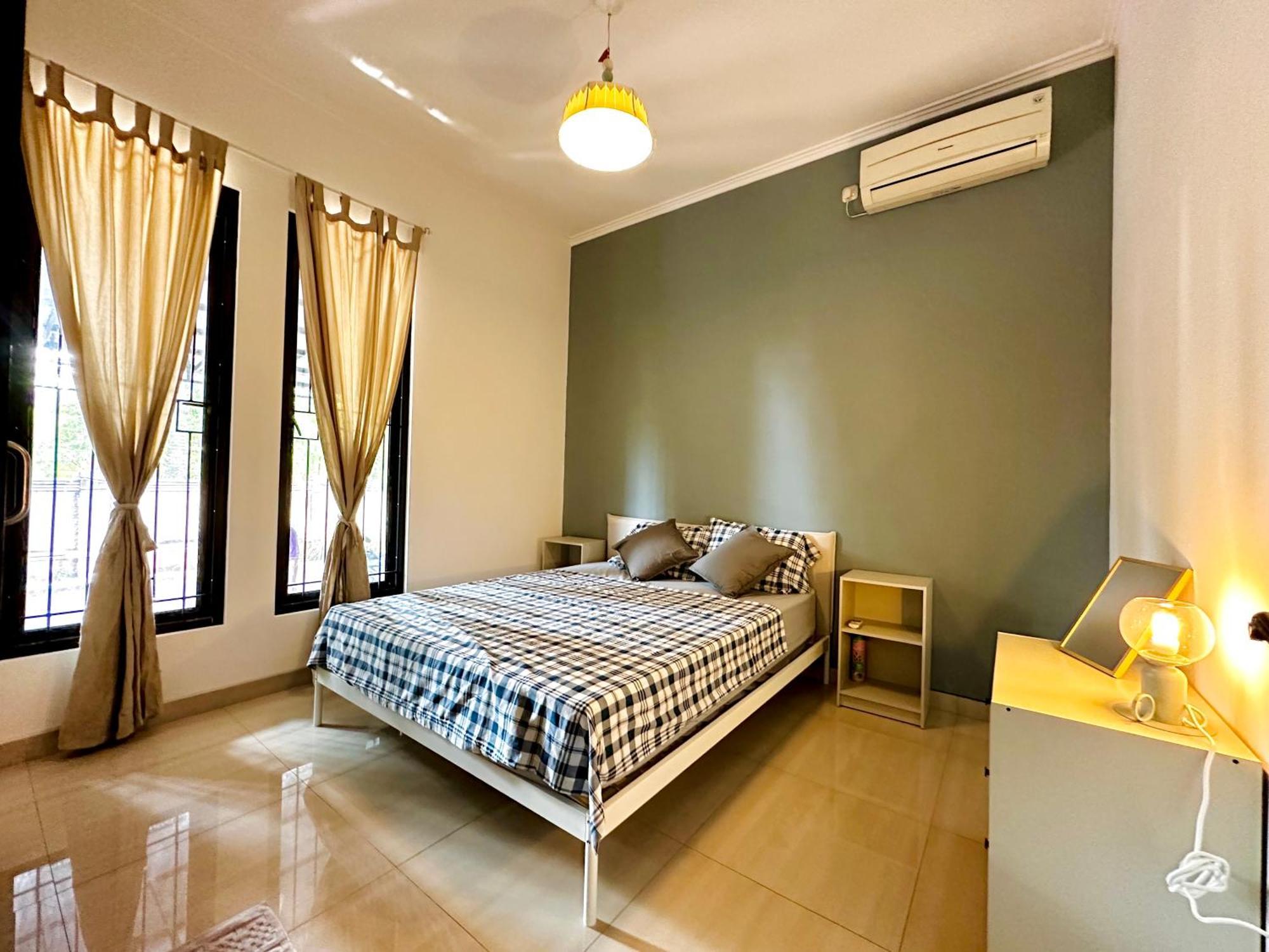 4-Bedroom Home In South Jakarta Nuansa Swadarma Residence By Le Ciel Hospitality ภายนอก รูปภาพ